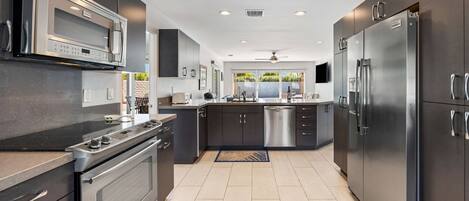 Kühlschrank, Mikrowelle, Ofen, Herdplatte