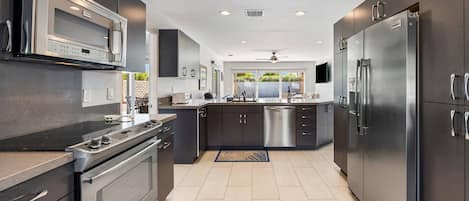 冷蔵庫、電子レンジ、オーブン、コンロ