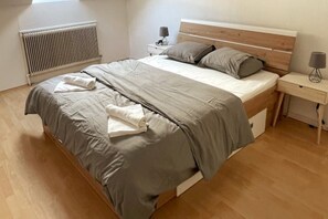 1 bedroom, desk, iron/ironing board, WiFi