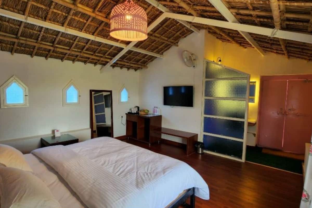 Family Cottage | 1 bedroom, iron/ironing board, free WiFi