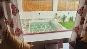 من حمّامات السباحة المغطاة