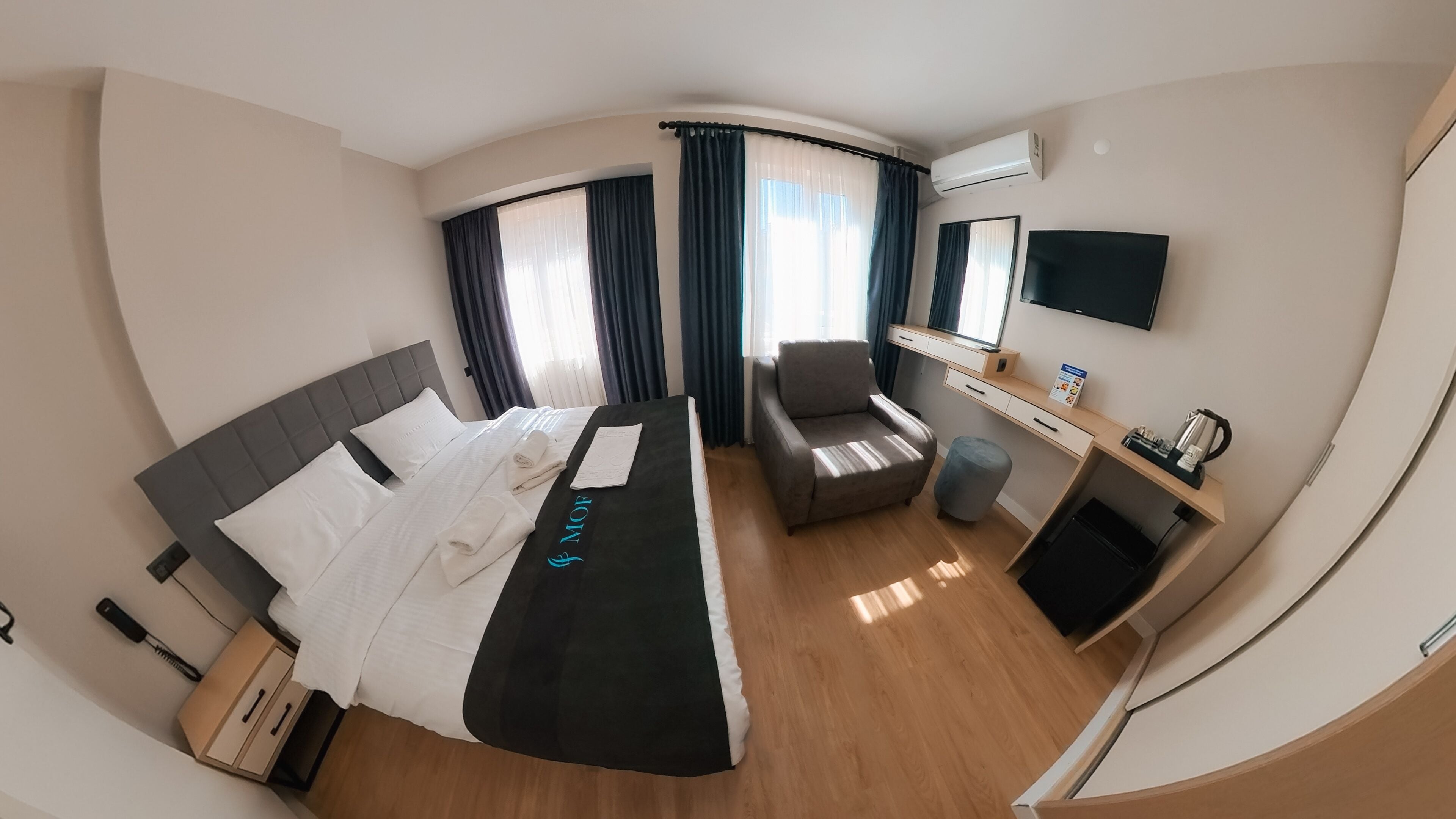 Habitación estándar | Minibar, caja fuerte, escritorio y espacio para trabajar con un portátil