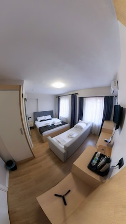 Minibar, caja de seguridad en la habitación y escritorio