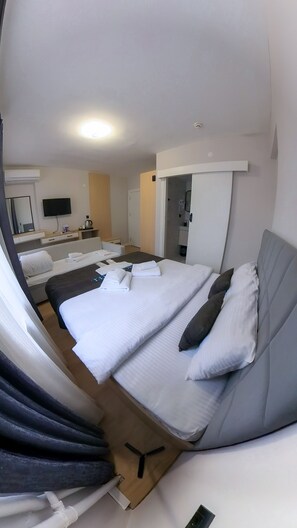 Habitación estándar | Minibar, caja fuerte, escritorio y espacio para trabajar con un portátil