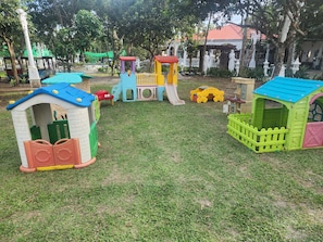 Zona de juegos infantil al aire libre