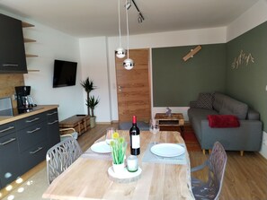 Living area - Ferienwohnung 40m² mit Terrasse, bis 3 Personen, Separates Schlafzimmer (Grassau)