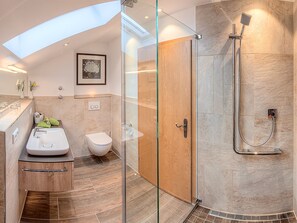 Dusj, hårføner og håndklær