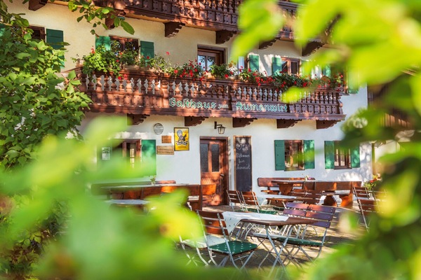 Landgasthof Aumanwirt (DE Bad Feilnbach) - Millauer Anna - 08066/456-Blick in de Biergarten