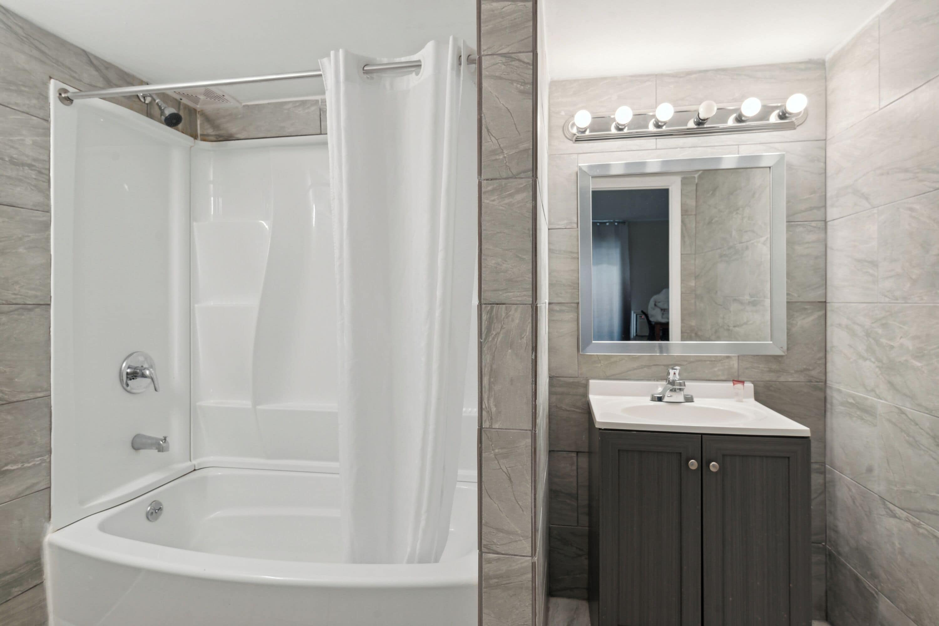 Habitación individual clásica | Baño | Ducha y bañera combinadas, toallas, jabón y champú