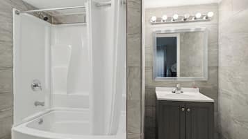 Habitación individual clásica | Baño | Ducha y bañera combinadas, toallas, jabón y champú