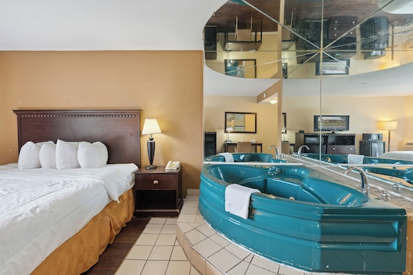 Exclusive Room, 1 King Bed | Iron/ironing board, free WiFi, bed sheets - Miami Suites Hotel (Toledo)