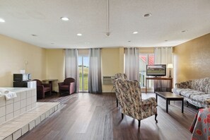 Superior Room | Iron/ironing board, free WiFi, bed sheets - Miami Suites Hotel (Toledo)