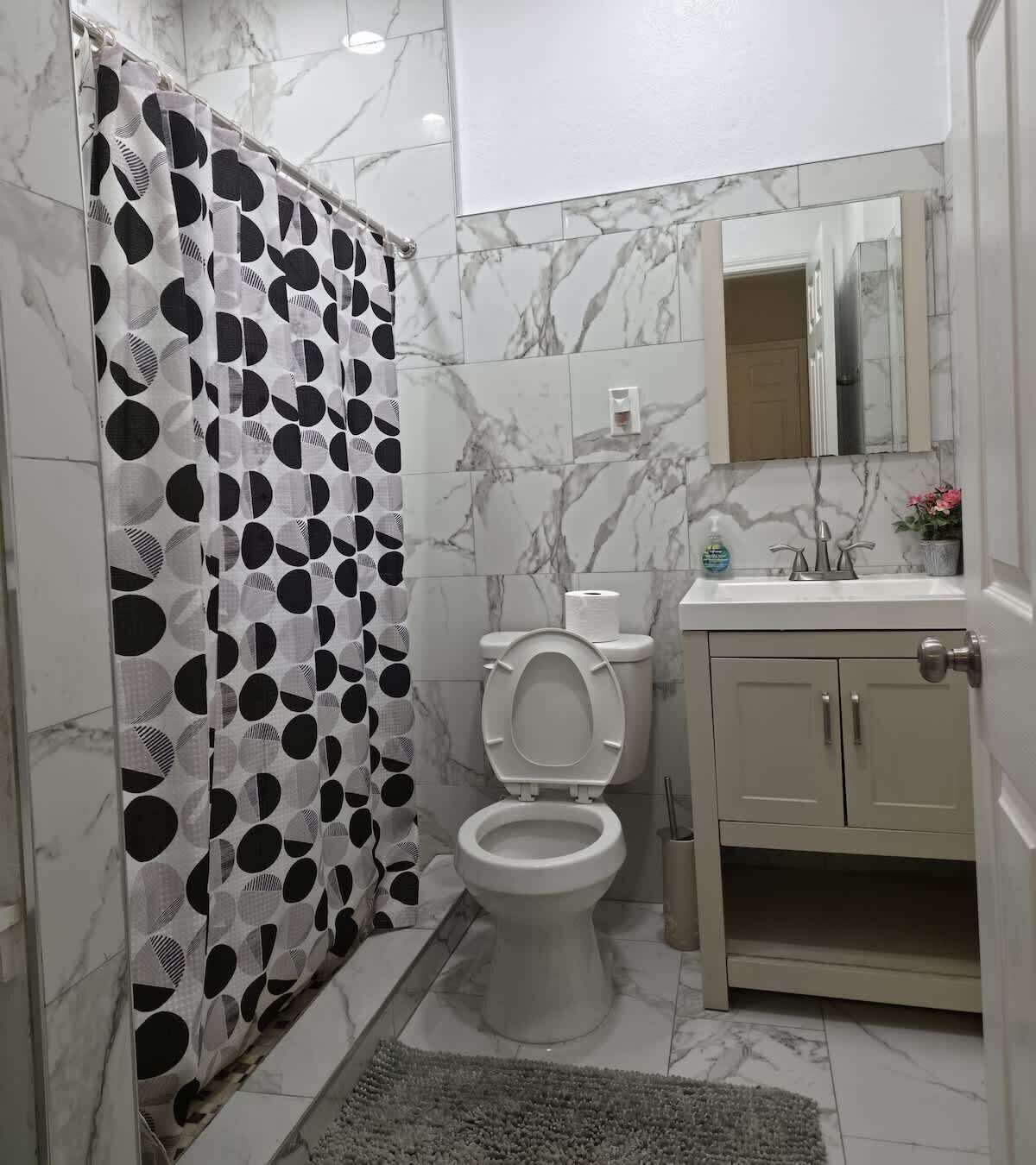 Haartrockner, Handtücher, Seife, Shampoo