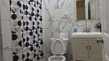 Haartrockner, Handtücher, Seife, Shampoo