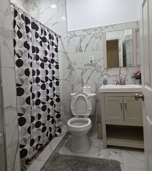 Hiustenkuivaaja, pyyhkeet, saippua, sampoo