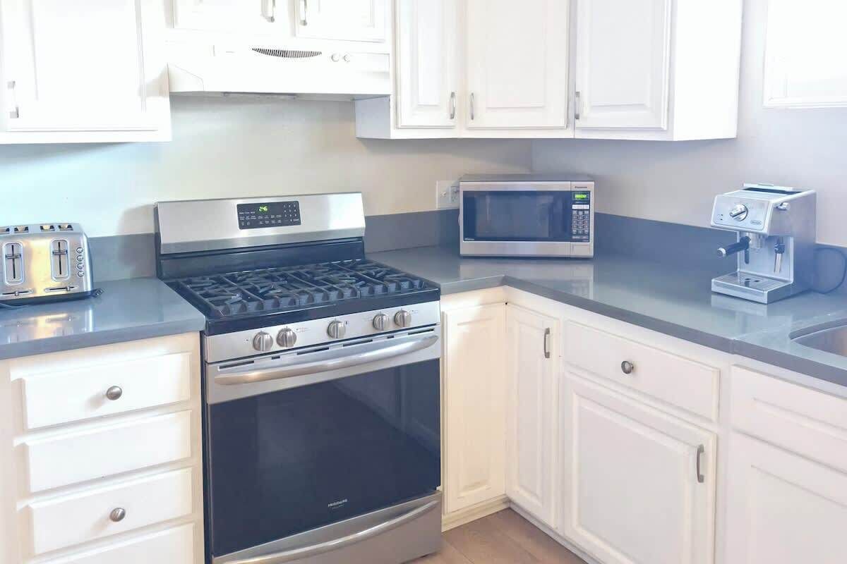 Refrigerador, microondas, horno, placa de cocina