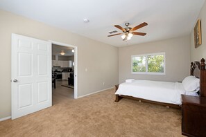 2 bedrooms, iron/ironing board, free WiFi, bed sheets - Splendid Apartment in the middle of everywhere. (Los Angeles)