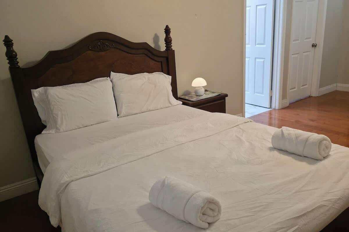 2 habitaciones, tabla de planchar con plancha y wifi gratis 