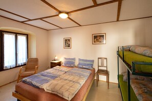 4 chambres, fer et planche à repasser, Wi-Fi, draps fournis