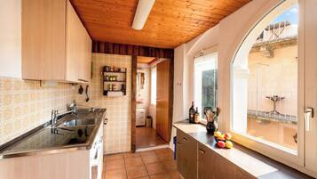 Appartamento Standard, 4 camere da letto, 2 bagni (Casa Merlot in Caslano for 4) | Cucina privata