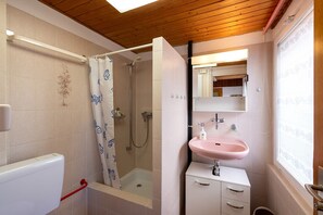 Douche, sèche-cheveux, serviettes fournies, savon