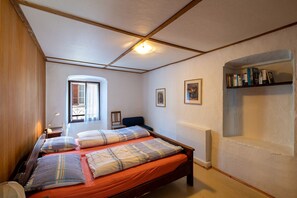 4 bedrooms, iron/ironing board, WiFi, bed sheets - Casa Merlot (Caslano)