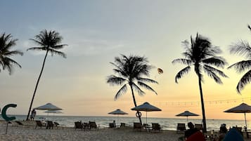 Private beach nearby, free beach shuttle, sun-loungers, beach umbrellas