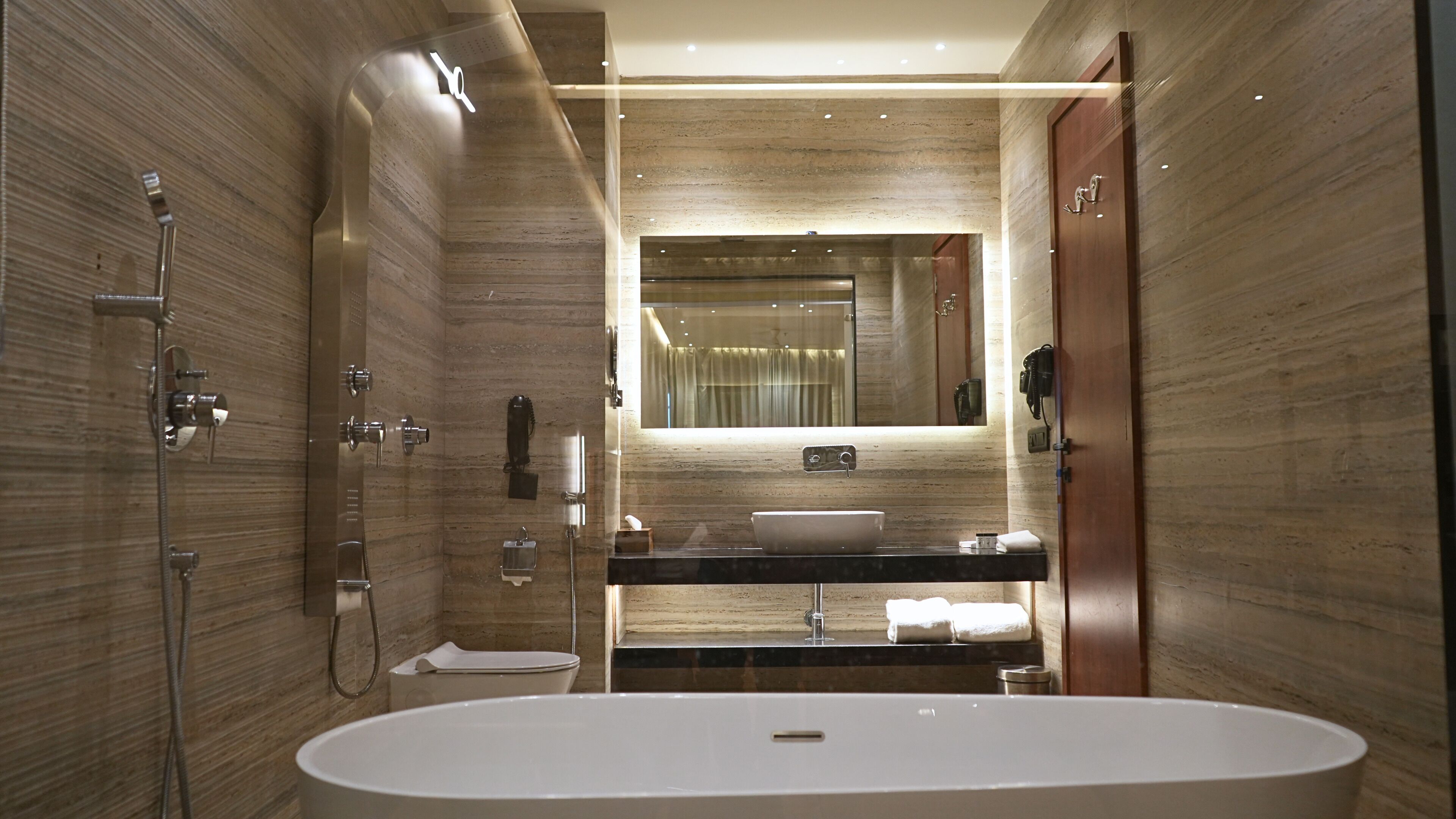 Quarto executivo | Banheiro | Chuveiro, chinelos, toalhas de banho, shampoo