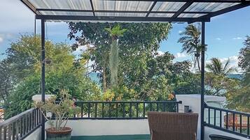 Delux Room Balcony | Oppholdsområde | En 28-tommers Flatskjerm-TV med kabel-kanaler samt TV