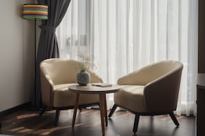Chambre Exécutive, 2 grands lits, vue ville | Coin séjour