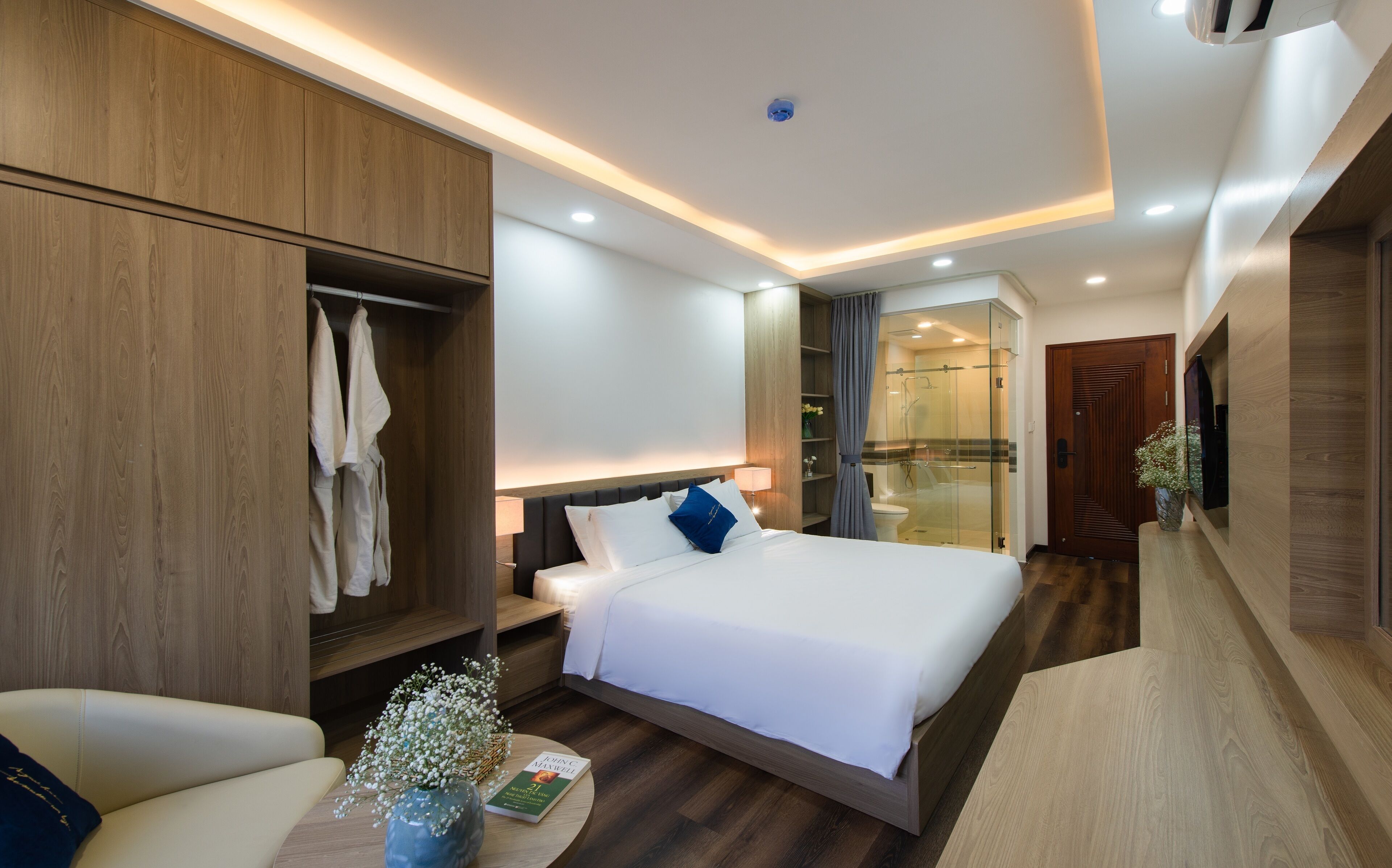 Minibar, blackout drapes, free WiFi, bed sheets