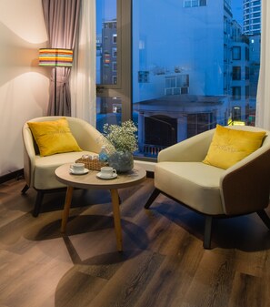 Habitación ejecutiva, 2 camas de matrimonio, vistas a la ciudad | Zona de estar