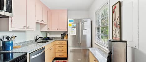 Een koelkast, een microgolfoven, een oven, een kookplaat