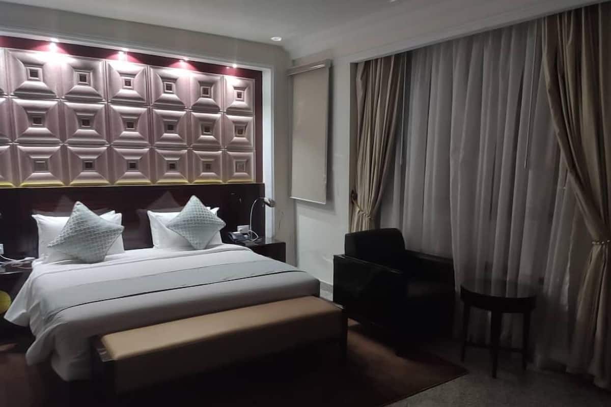 Business Studio | Desk, laptop workspace, free WiFi, bed sheets