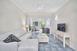 TV - Alassio 1 Bedroom Ground Floor Pool Access 104/1 (Palm Cove)
