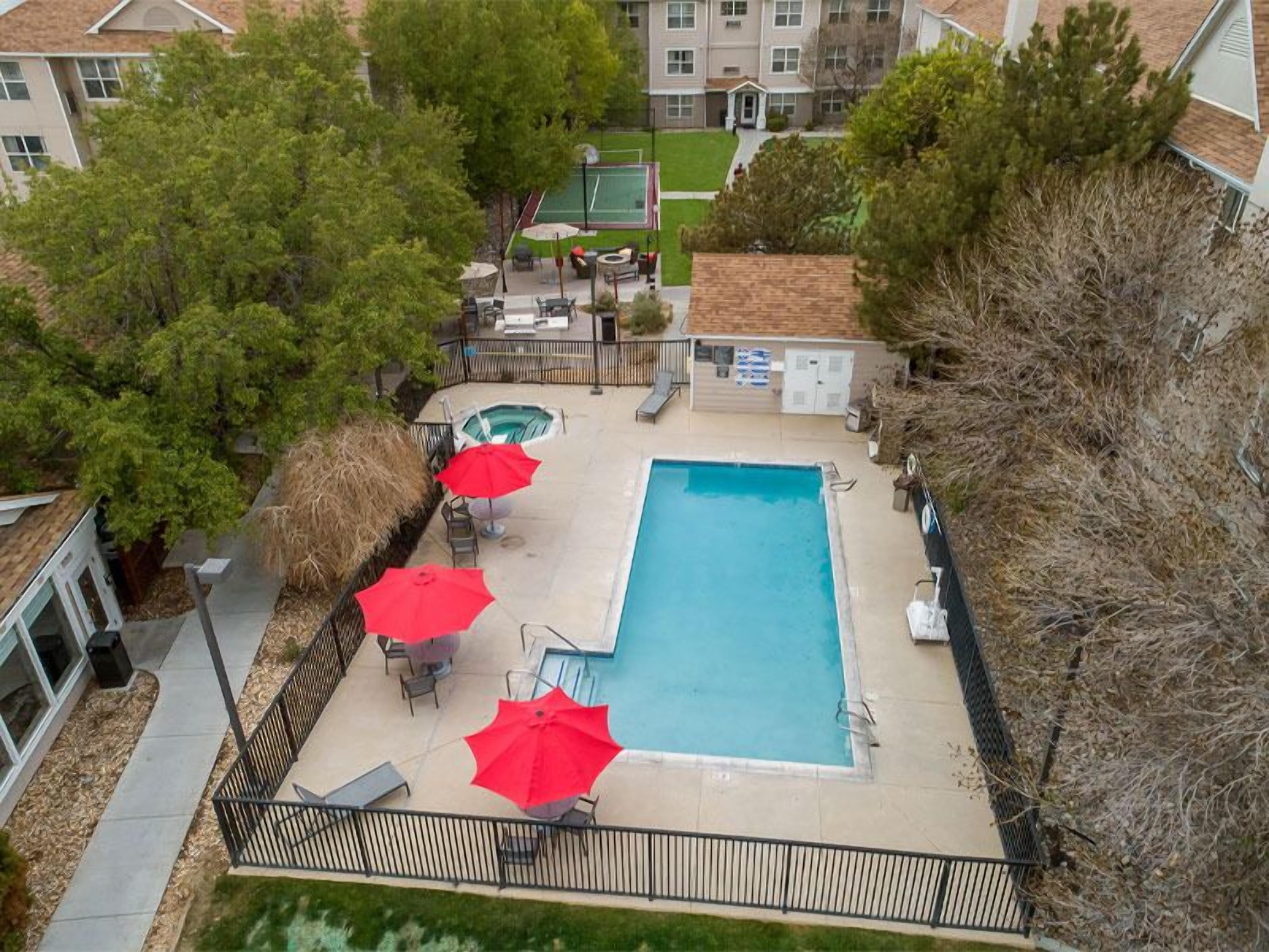 Convenient Location! Unit with Fully-equipped Kitchen and FREE Breakfast!