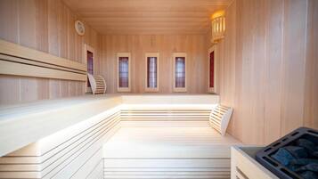 Un sauna aux murs et aux bancs en bois, avec une horloge et une fenêtre donnant sur un paysage agréable.