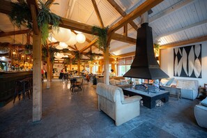 Bar (on property) - Holiday Home in Forest with Stargazing Roof (Zeewolde)