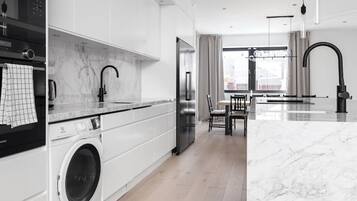 Frigorifero, microonde, forno, piano cottura