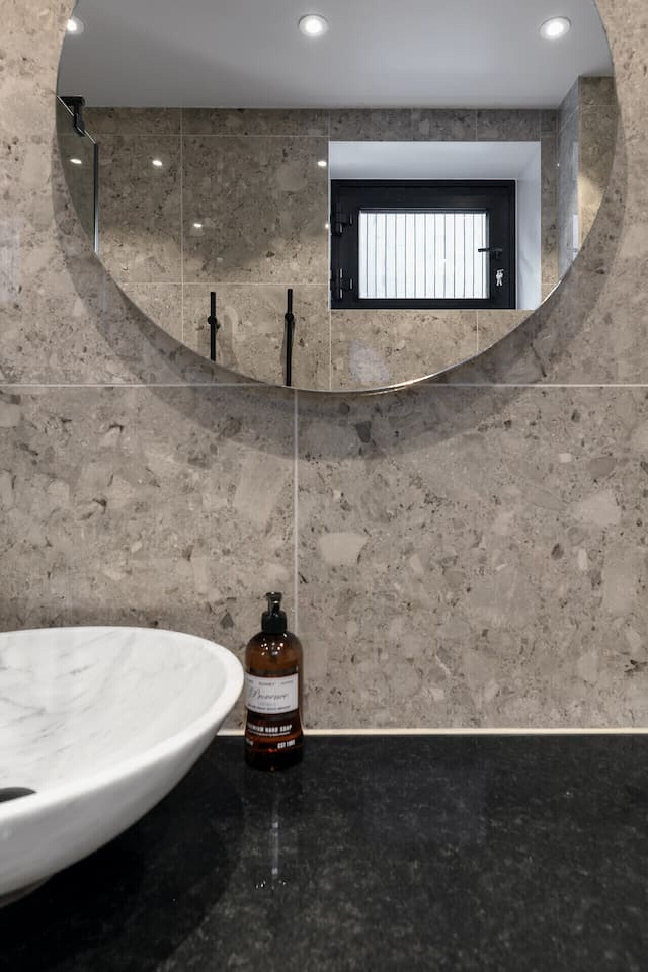 Doccia, asciugacapelli, asciugamani, sapone