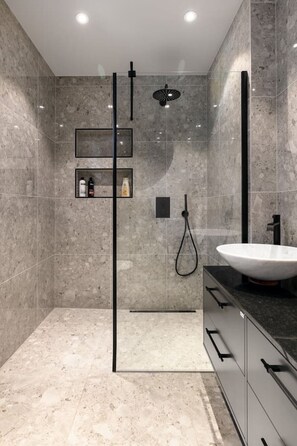 Douche, séchoir à cheveux, serviettes fournies, savon