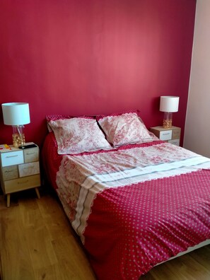 2 Schlafzimmer, Schreibtisch, Bügeleisen/Bügelbrett, kostenloses WLAN