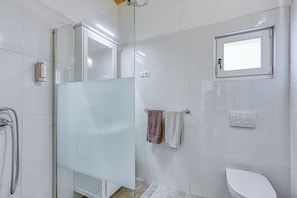 Shower, handuk, sabun, dan sampo