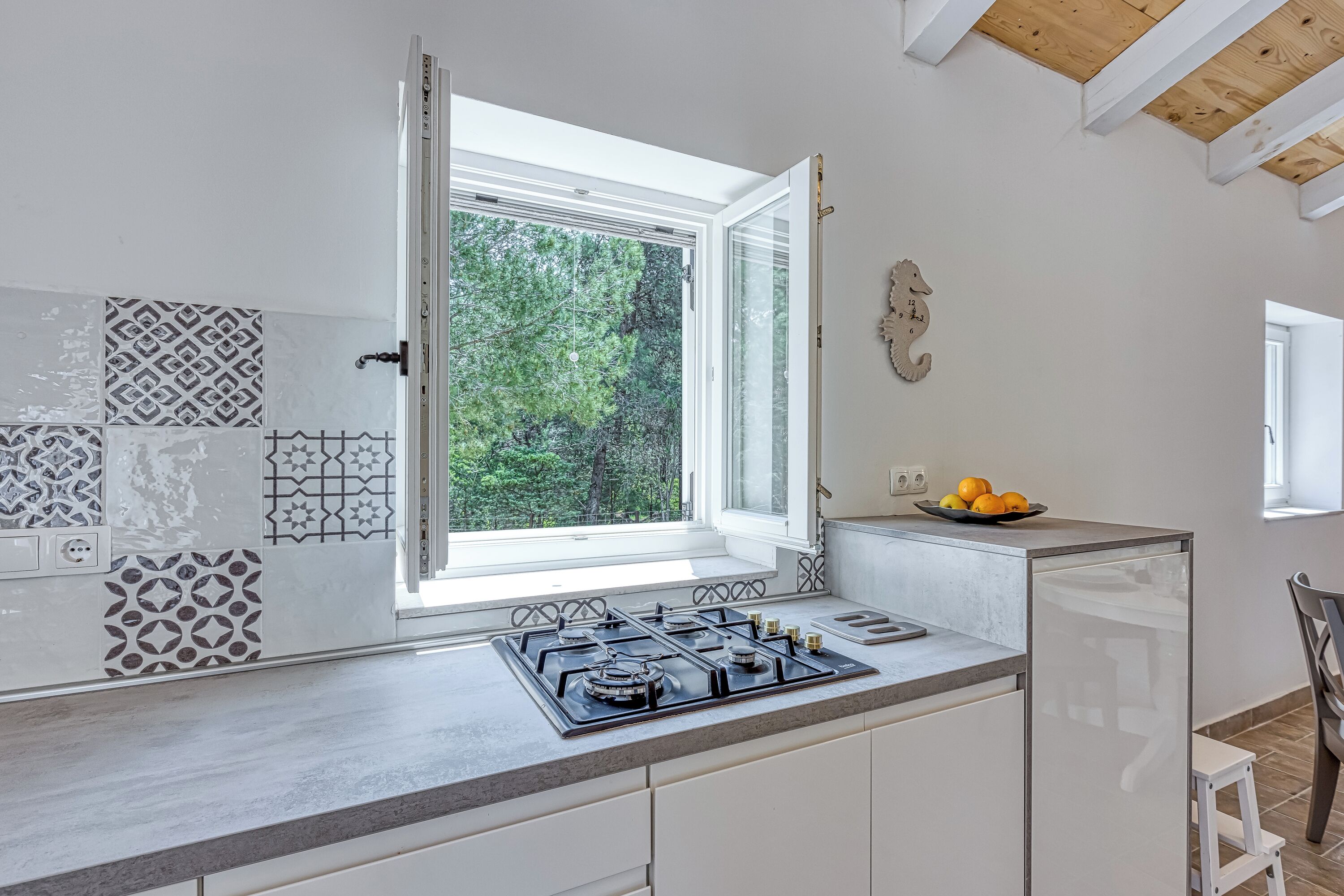 Refrigerador, placa de cocina, tostadora, utensilios de cocina