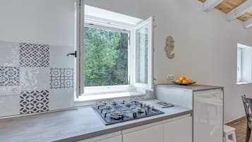 Refrigerador, placa de cocina, tostadora, utensilios de cocina