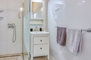 Family House, Multiple Bedrooms (Eco House Casa Grigia Zabodarski) | Bathroom | Shower, towels, soap, shampoo - Eco House Casa Grigia Zabodarski Beach (Mali Losinj)