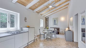 Kühlschrank, Herdplatte, Toaster, Kochgeschirr/Geschirr/Besteck