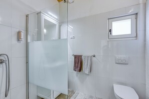 Shower, towels, soap, shampoo - Eco House Casa Grigia Zabodarski Beach (Mali Losinj)