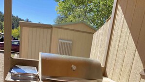 Un barbecue extérieur doté d’un four intégré, d’un panneau de commande et d’une cheminée d’évacuation.