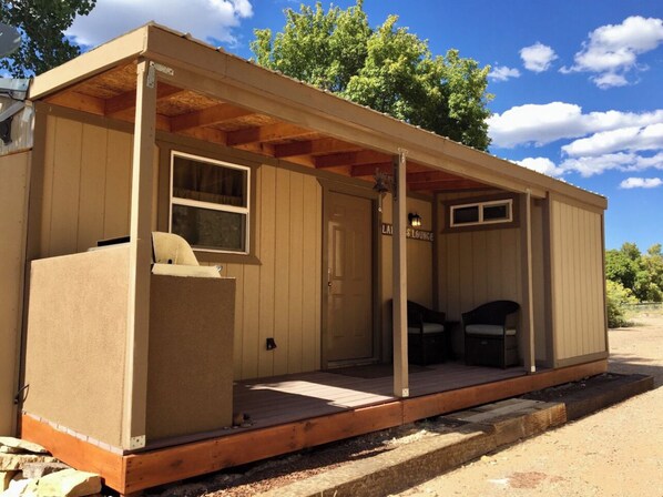 Exterior - Welcome to Lainees Lounge (Glendale)